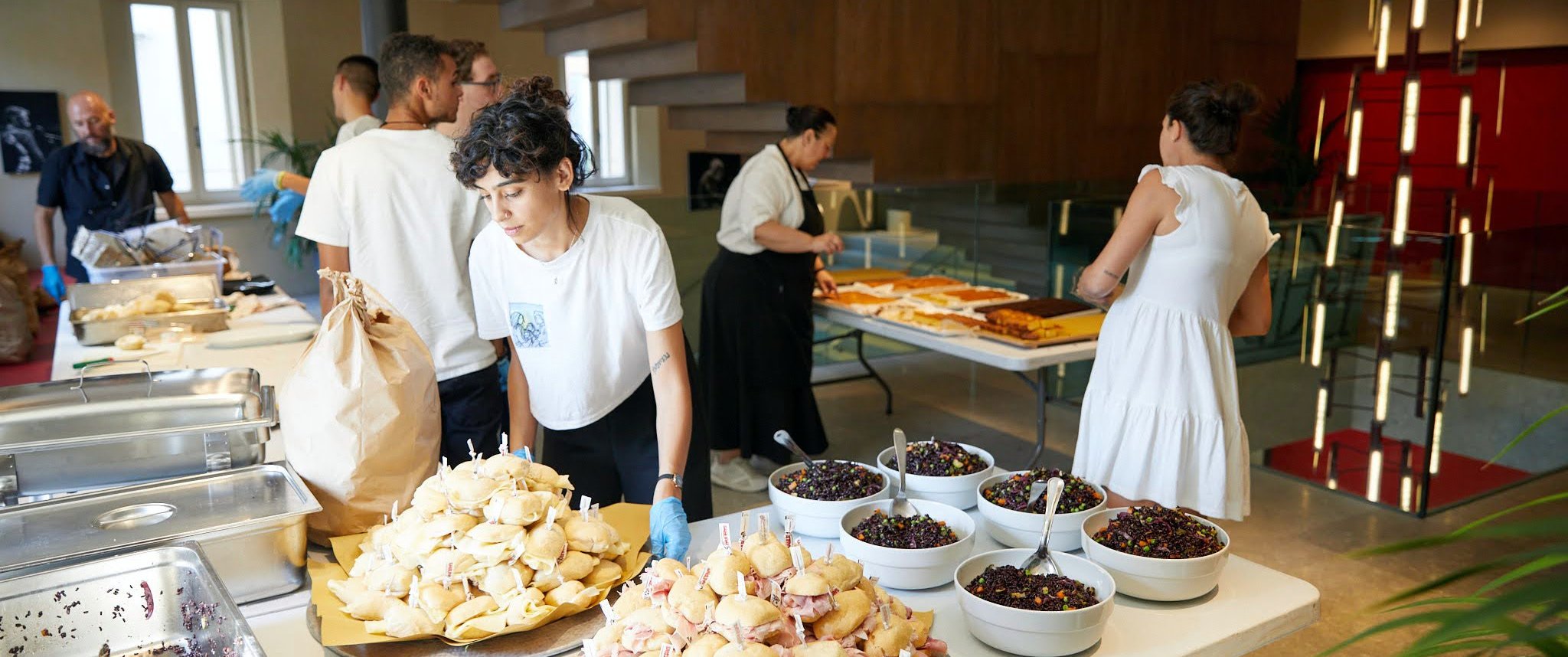 Il catering dell'evento al Ristori è stato preparato dai giovani collaboratori del ristorante no-profit “Mangiabottoni”, che fa parte di AIAS