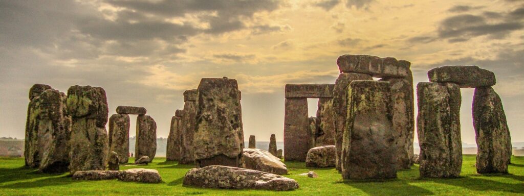 Il sito neolitico di Stonehenge è uno dei primi esempi del rapporto diretto tra il genere umano e il cosmo