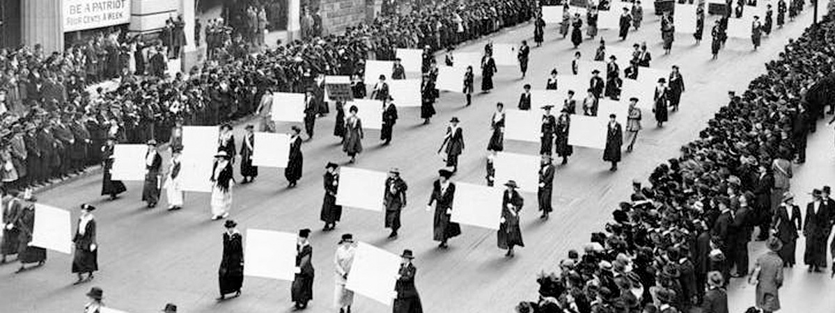 Una sfilata delle donne americane nei primi del Novecento per chiedere il suffragio universale