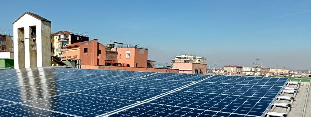 Pannelli solari all'interno di un centro abitato: il simbolo delle Comunità Energetiche Rinnovabili