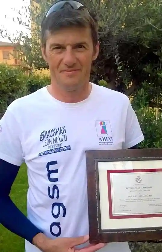 Bendinelli con la targa per l’Eccellenza nello Sport ricevuta dal Comune di Sona nel 2016.