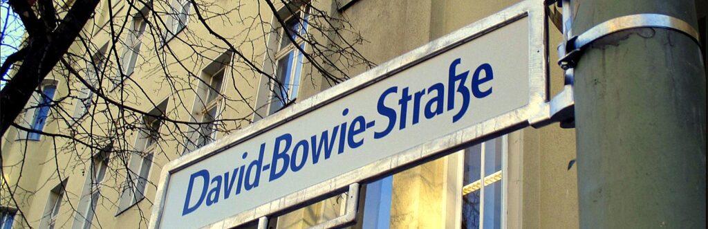 Una targa dedicata al musicista inglese in una strada di Berlino: la capitale tedesca tributa ancora oggi molto affetto a Bowie