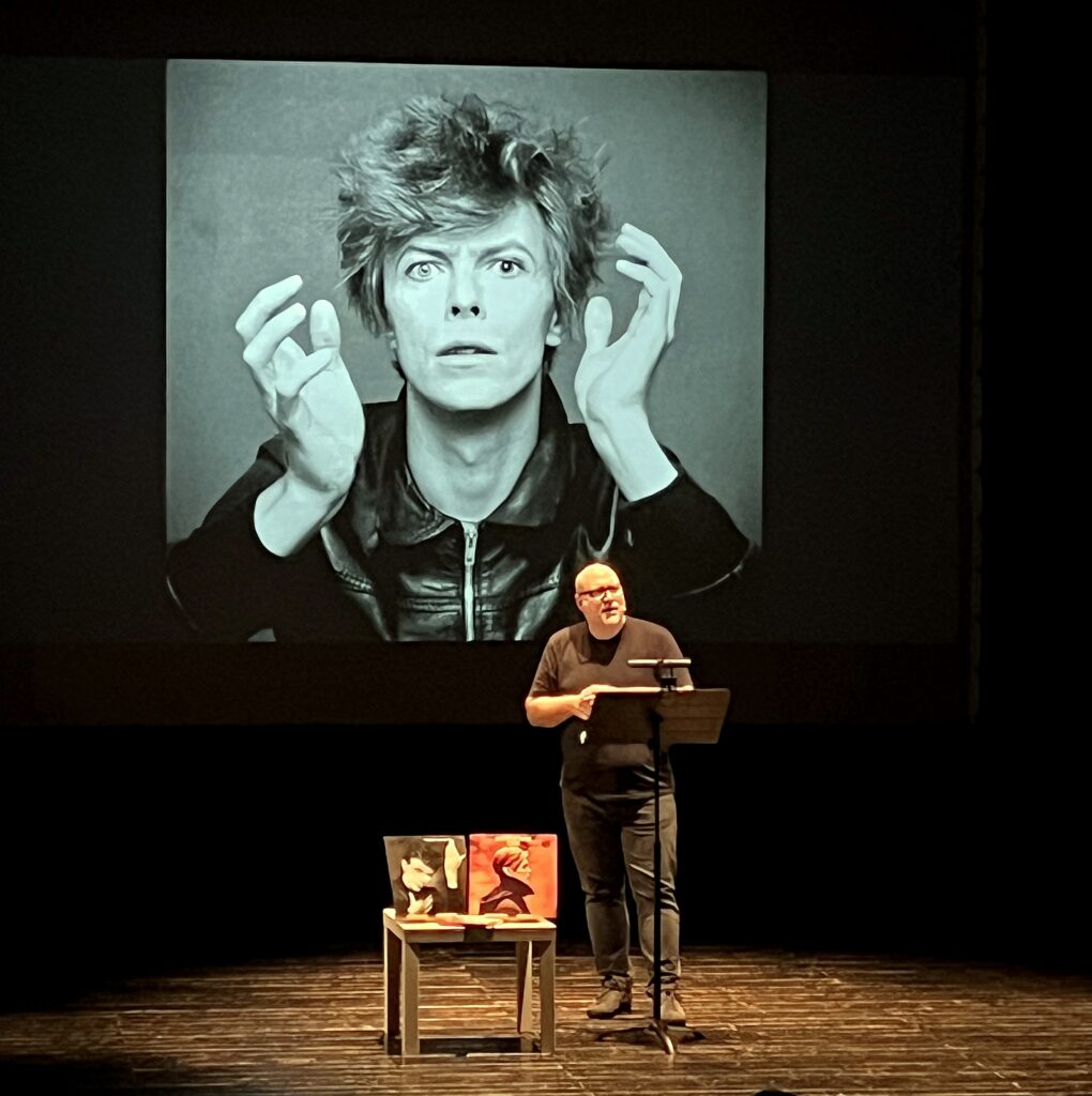 Diego Alverà, scrittore e storyteller, qui è sul palco "in compagnia" di David Bowie in "Interno Berlinese"