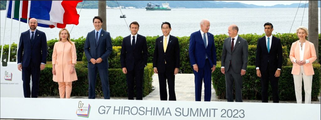 I leader dei Paesi membri del G7. Da sinistra, dopo il presidente del Consiglio Europeo Michel: Meloni, Trudeau, Macron, Kishida, Biden e Scholz (colti in piena conversazione), Sunak e la presidente della Commissione UE Von der Leyen