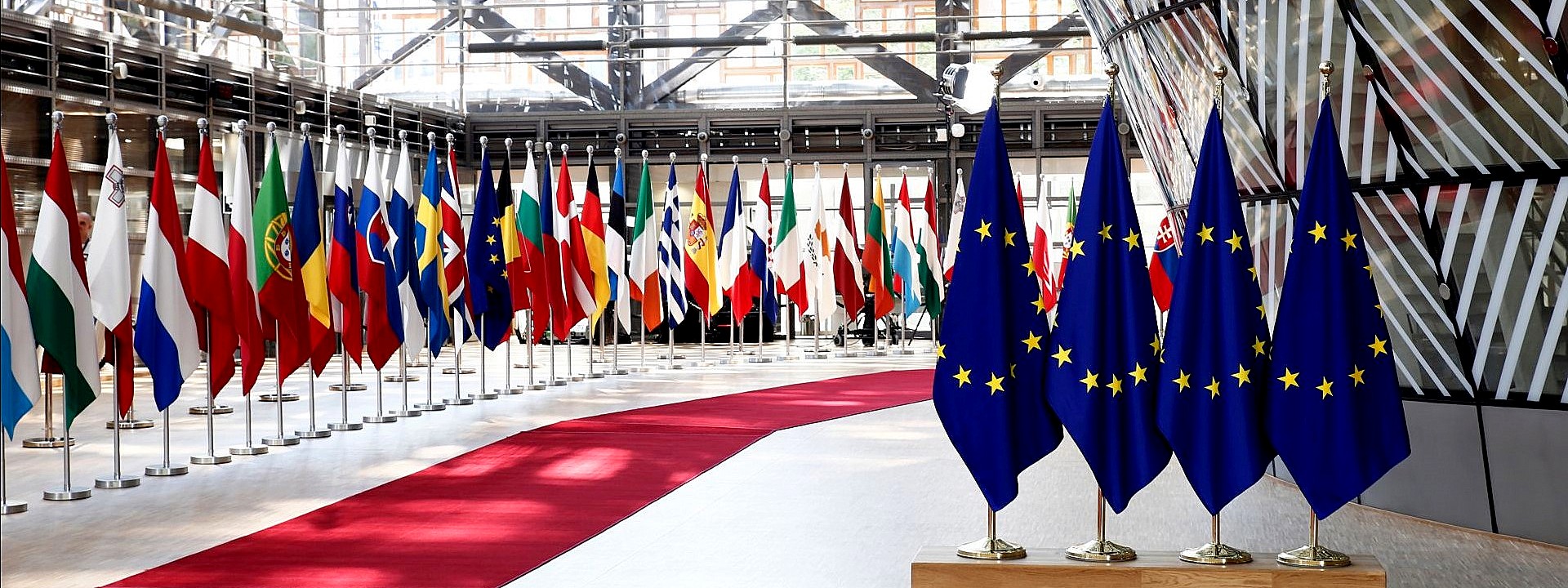La sfilata delle bandiere dei 27 Paesi della UE all'ingresso del Parlamento Europeo a Bruxelles