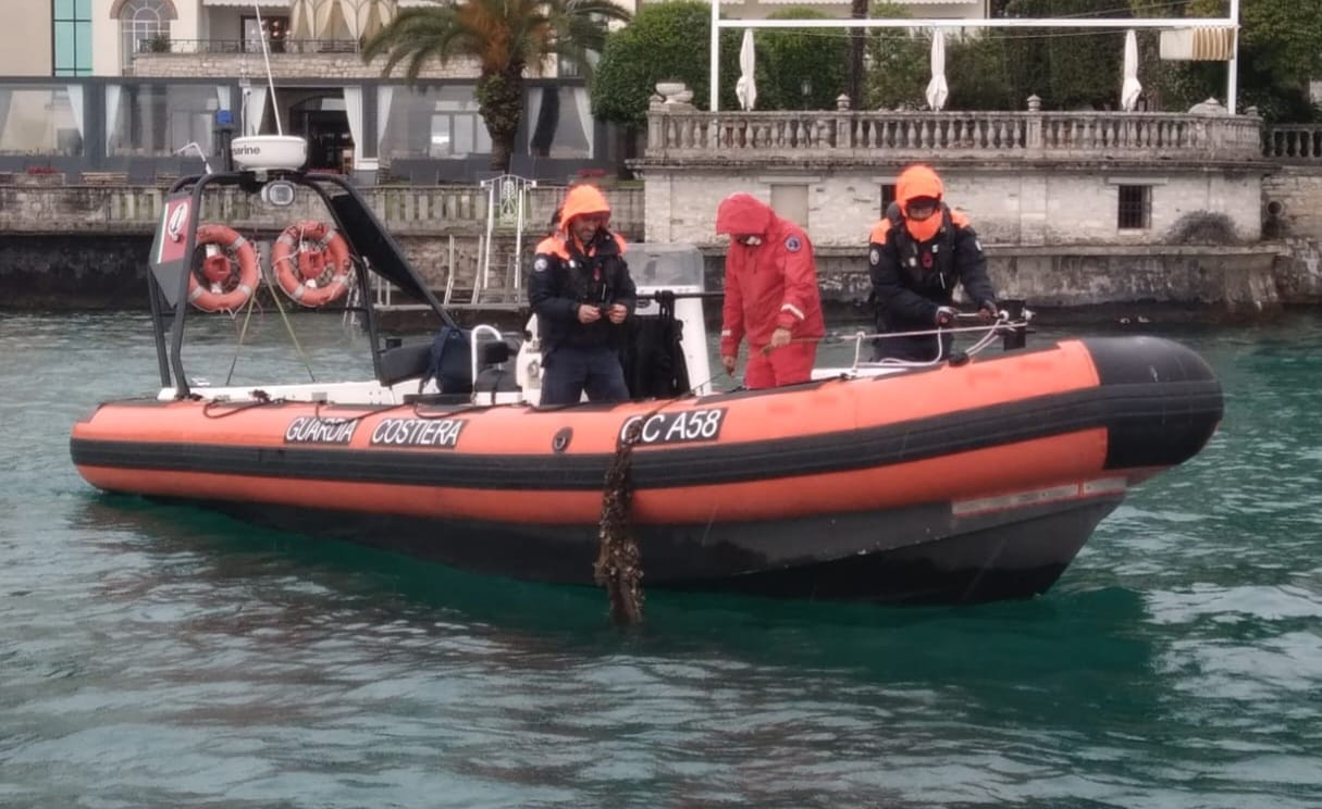 Guardia Costiera del Garda: recuperata una pericolosa rete da pesca sommersa