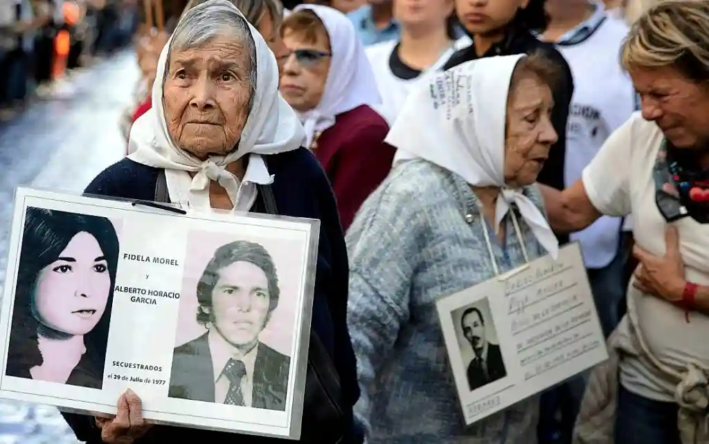 Il dolore e il coraggio delle Madri di Plaza de Mayo, alla ricerca della verità sulla scomparsa dei loro figli