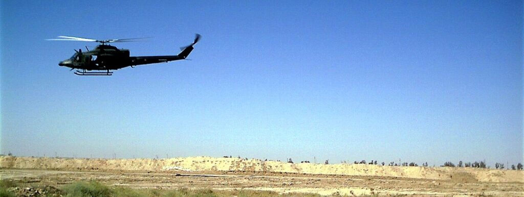 Elicottero in ricognizione in un territorio desertico: il simbolo delle missioni militari italiane all'estero