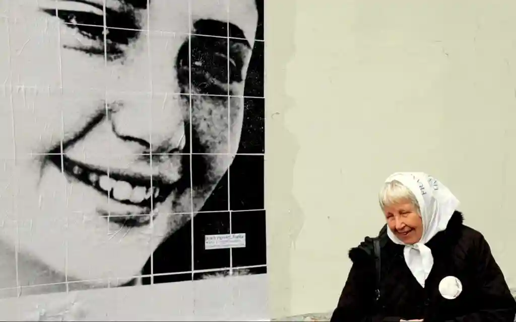 Vera Vigevani Jarach sotto il ritratto della figlia Franca, rapita e uccisa a 18 anni dai golpisti argentini